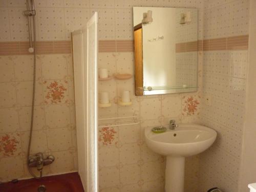a bathroom with a sink and a mirror at Domaine De Rode Buze in Cahors