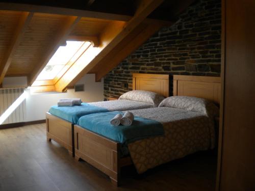 1 dormitorio con 1 cama en una habitación con ventana en Casa de Aldea Araceli, en Berducedo