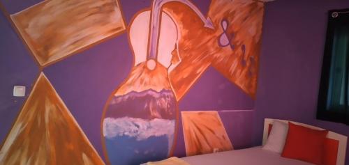a bedroom with a bed with a painting on the wall at Ciza e Rose in Portela