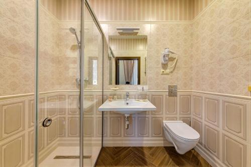 y baño con aseo, lavabo y ducha. en Hotel Mari, en Gelendzhik