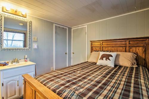 En eller flere senger på et rom på Rustic Stockton Lake Cabin Half Mile to Boat Ramp!