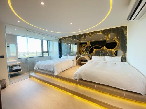 Un pat sau paturi într-o cameră la Love Tong