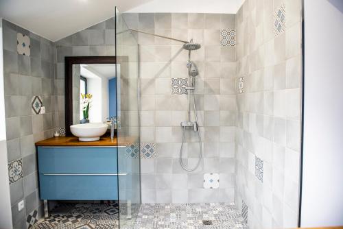 La salle de bains est pourvue d'un lavabo et d'une douche. dans l'établissement Le cottage du clos des Forges, à Saint-Leu-dʼEsserent