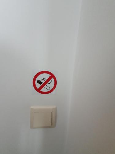 a no smoking sign on the wall of a bathroom at Guest House Gurkov in Veliko Tŭrnovo