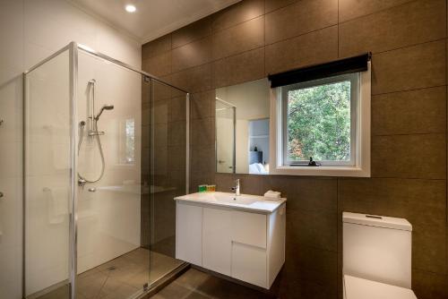 bagno con lavandino, doccia e servizi igienici di Como Court Budget Accommodation a Melbourne