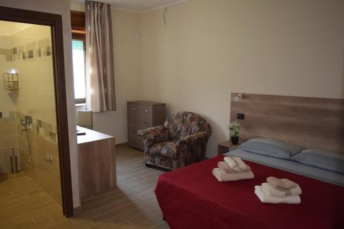 ein Hotelzimmer mit einem Bett und einem Bad in der Unterkunft Affittacamere Villa Paolina in Sala Consilina
