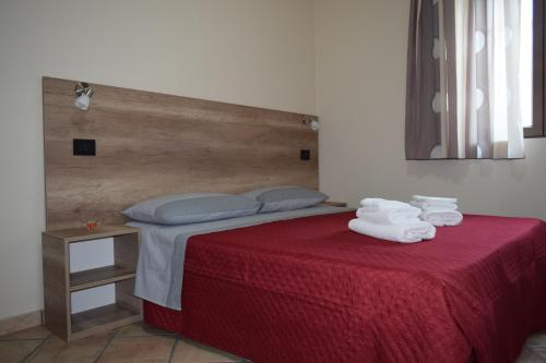 una camera da letto con un letto e asciugamani di Affittacamere Villa Paolina a Sala Consilina