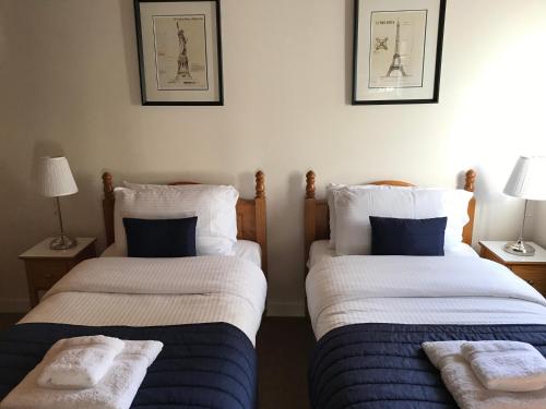 Postel nebo postele na pokoji v ubytování Kilchurn Suites