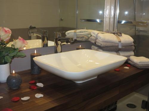 y baño con lavabo blanco y espejo. en Penthouse Aloha4you en Mojácar