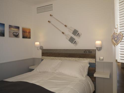 1 dormitorio con 1 cama con colcha blanca en Penthouse Aloha4you, en Mojácar