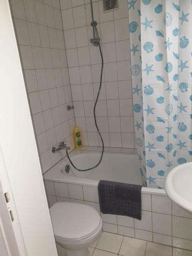 Ένα μπάνιο στο Ferienwohnung Linden