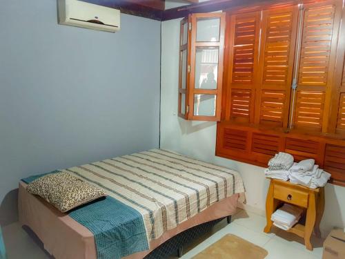 Habitación pequeña con cama y ventana en Casa com piscina, bem localizada, en Bonito