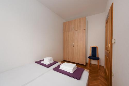 una camera con un letto e una sedia blu di Apartment Europe with Sea View a Ičići
