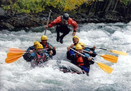 a group of people in a raft in a river at Hotel Florido in Sort
