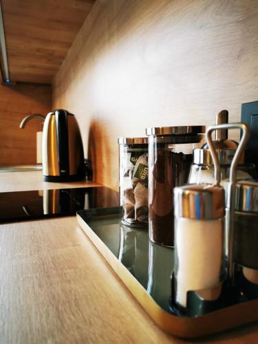blat kuchenny z kawiarką na blacie w obiekcie Old Town Loft w Kłajpedzie