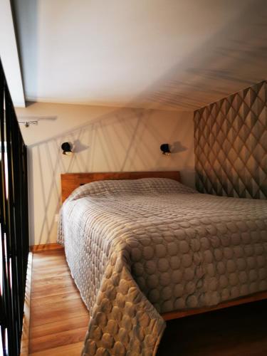 una camera da letto con un letto grande in una stanza di Old Town Loft a Klaipėda