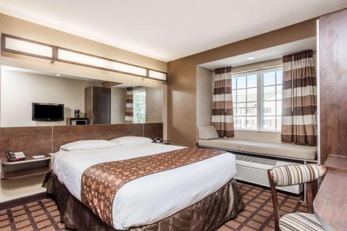 Katil atau katil-katil dalam bilik di Microtel Inn & Suites by Wyndham Macon