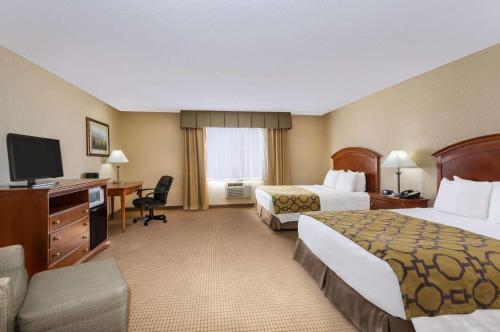 Ένα ή περισσότερα κρεβάτια σε δωμάτιο στο Baymont by Wyndham Fort Morgan