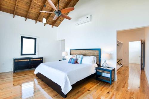 מיטה או מיטות בחדר ב-Vivaro Roatan North House
