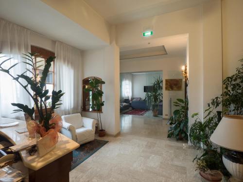 uma sala cheia de plantas em Hotel Santorotto em Sinalunga