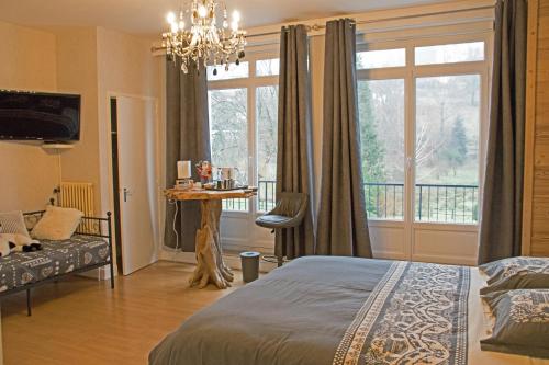 um quarto com uma cama e uma grande janela em Chez MARLYSE-chambres et Table d'hôtes em Saint-Maurice-sur-Moselle