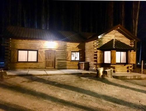 a log cabin at night with a light on it at Cabaña LA EMILIA Uspallata Mdz in Uspallata
