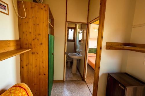 La petite salle de bains est pourvue de toilettes et d'un lavabo. dans l'établissement Agriturismo Valle di Marco, à Palinuro