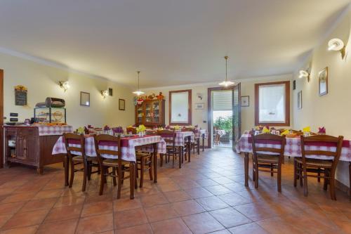 a restaurant with tables and chairs in a room at Sant'Andrea Agriturismo con cantina Martignago Vignaioli Asolo Prosecco Docg Wines in Maser