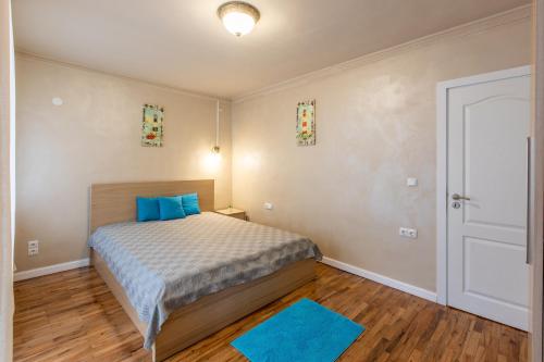 מיטה או מיטות בחדר ב-Blue Тerrace Apartment Top Center