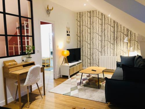 un salon avec un canapé et une table dans l'établissement Le clos de l'Embellie, à Lorient