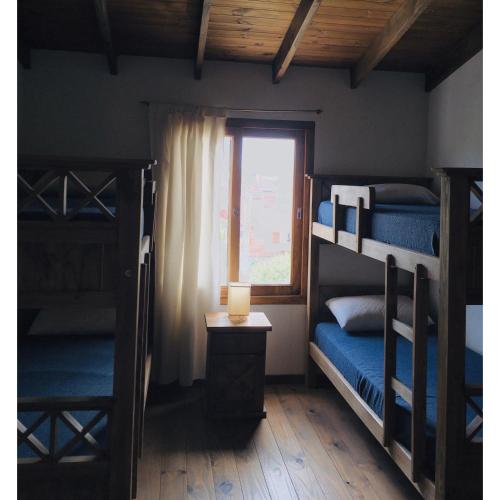 una habitación con dos literas y una ventana en Der Mar, en Villa Gesell