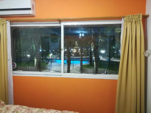 ventana del dormitorio con vistas a la piscina en Nuestro refugio en Mendoza en Mendoza