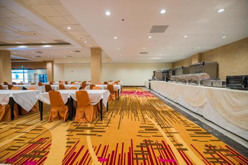 Restorāns vai citas vietas, kur ieturēt maltīti, naktsmītnē LA Crystal Hotel -Los Angeles-Long Beach Area