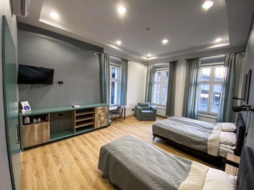 um quarto com 2 camas e uma televisão de ecrã plano em K43 Rooms em Belgrado