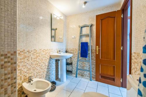 Ένα μπάνιο στο Ocean Breeze Apartment