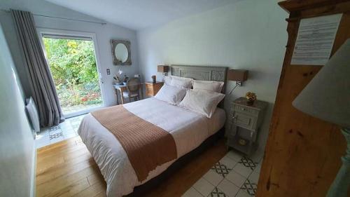 Кровать или кровати в номере Les Jardins