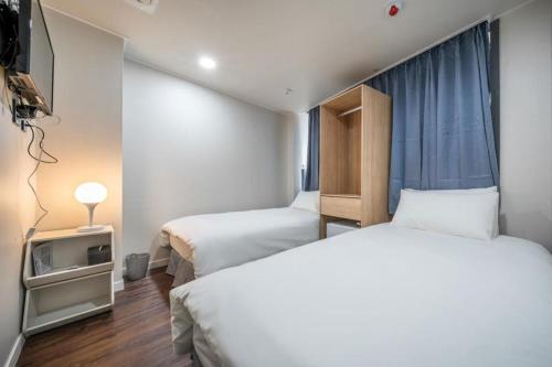 Tempat tidur dalam kamar di MAYONE HOTEL Myeongdong