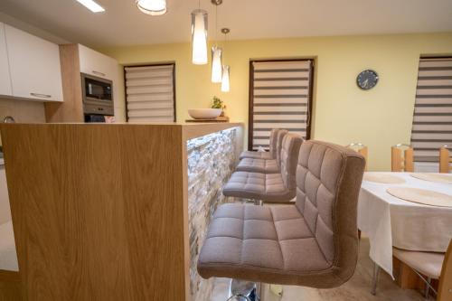Dapur atau dapur kecil di Roots Villa Redwood