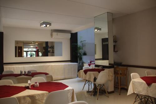 ブエノスアイレスにあるAlpino Hotelの鏡付きのレストラン