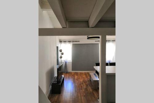 Cette chambre avec vue dispose d'un bureau et d'un couloir. dans l'établissement HYPERCENTRE ! STUDIO DE CHARME AVEC MEZZANINE, à Ajaccio