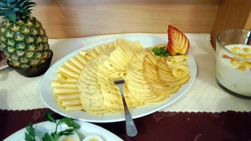 a plate of crackers on a table with a pineapple at Rezydencja 5 Dębów in Międzyzdroje
