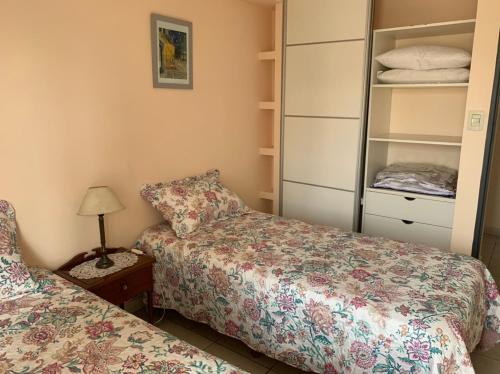 1 dormitorio con 2 camas y vestidor en Departamento Tucuman Lavalle 1 en San Miguel de Tucumán