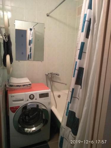 アパチートゥイにあるАпартаменты на Победы 23のバスルーム(洗濯機、シャワー付)