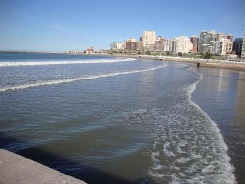 un cuerpo de agua con una ciudad en el fondo en Departamento 4 ambientes para 5 personas 1 cama doble y una cucheta de 3 en Mar del Plata