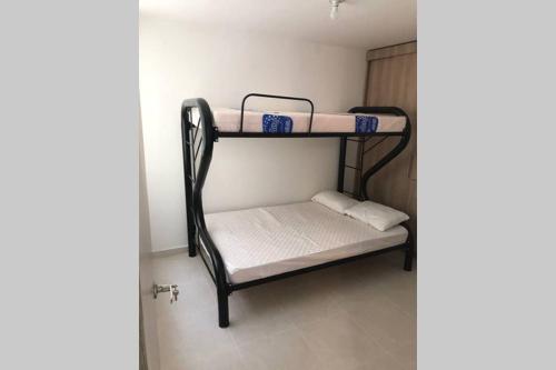 Cette chambre dispose de lits superposés. dans l'établissement Apartamento cómodo con todo lo que necesitas con Aire Acondicionado !!, à Ricaurte