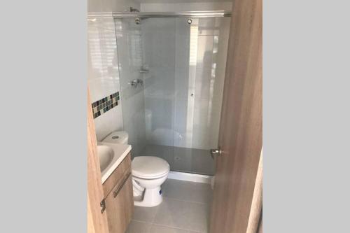 Ένα μπάνιο στο Apartamento cómodo con todo lo que necesitas con Aire Acondicionado !!
