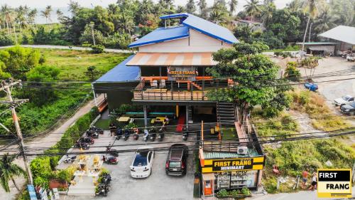 an overhead view of a restaurant with cars parked in a parking lot at First and Frang Hotel - Koh Phangan in Thongsala