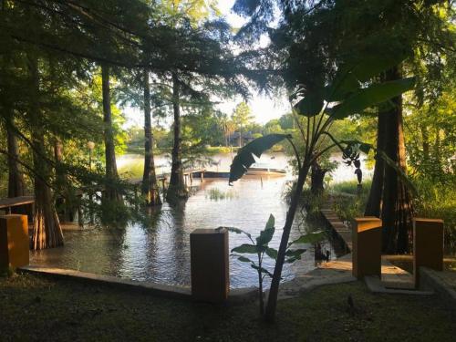 vistas a un río con árboles y un cuerpo de agua en Casa en Isla Libertad en Gualeguaychú