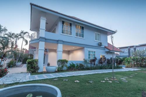 Κήπος έξω από το Baan Kiang Lay Phu View Private Pool Villa in Central Hua Hin