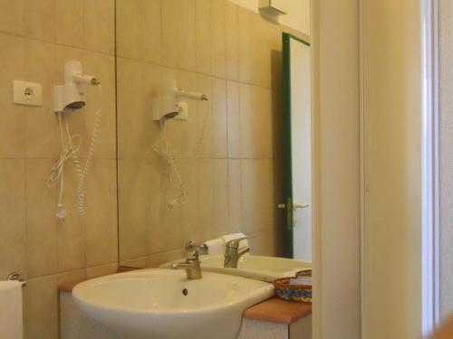 A bathroom at Hotel Traghetto